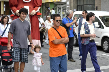La comparsa de Gigantes y Cabezudos ha amenizado este domingo por la mañana las calles de Berriozar