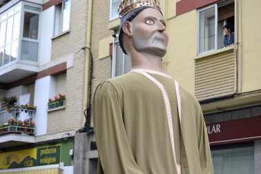 La comparsa de Gigantes y Cabezudos ha amenizado este domingo por la mañana las calles de Berriozar