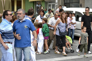 La comparsa de Gigantes y Cabezudos ha amenizado este domingo por la mañana las calles de Berriozar