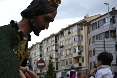 La comparsa de Gigantes y Cabezudos ha amenizado este domingo por la mañana las calles de Berriozar