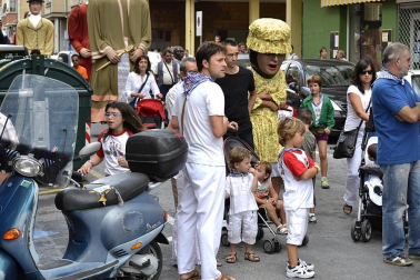 La comparsa de Gigantes y Cabezudos ha amenizado este domingo por la mañana las calles de Berriozar