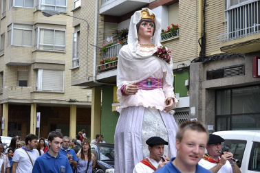 La comparsa de Gigantes y Cabezudos ha amenizado este domingo por la mañana las calles de Berriozar