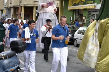 La comparsa de Gigantes y Cabezudos ha amenizado este domingo por la mañana las calles de Berriozar