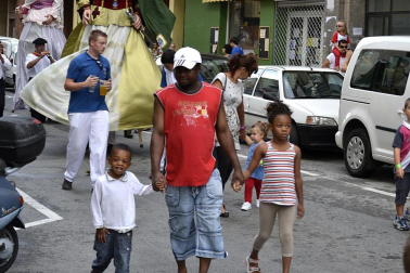 La comparsa de Gigantes y Cabezudos ha amenizado este domingo por la mañana las calles de Berriozar