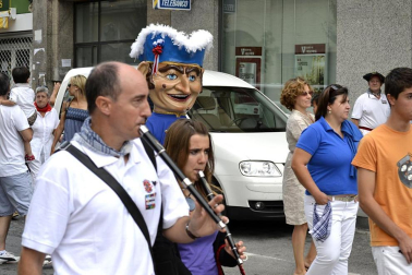 La comparsa de Gigantes y Cabezudos ha amenizado este domingo por la mañana las calles de Berriozar
