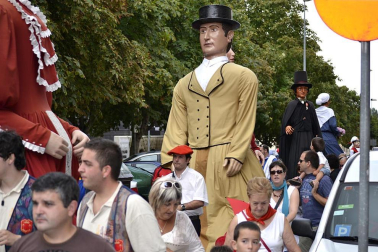 La comparsa de Gigantes y Cabezudos ha amenizado este domingo por la mañana las calles de Berriozar