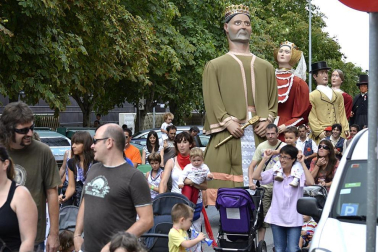 La comparsa de Gigantes y Cabezudos ha amenizado este domingo por la mañana las calles de Berriozar