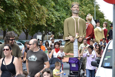 La comparsa de Gigantes y Cabezudos ha amenizado este domingo por la mañana las calles de Berriozar