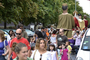 La comparsa de Gigantes y Cabezudos ha amenizado este domingo por la mañana las calles de Berriozar