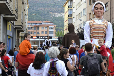 La comparsa de Gigantes y Cabezudos ha amenizado este domingo por la mañana las calles de Berriozar