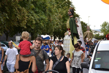 La comparsa de Gigantes y Cabezudos ha amenizado este domingo por la mañana las calles de Berriozar