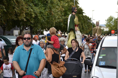 La comparsa de Gigantes y Cabezudos ha amenizado este domingo por la mañana las calles de Berriozar