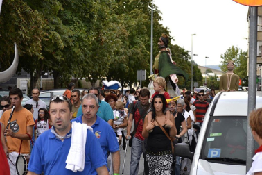 La comparsa de Gigantes y Cabezudos ha amenizado este domingo por la mañana las calles de Berriozar