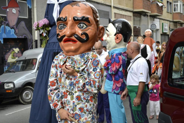 La comparsa de Gigantes y Cabezudos ha amenizado este domingo por la mañana las calles de Berriozar