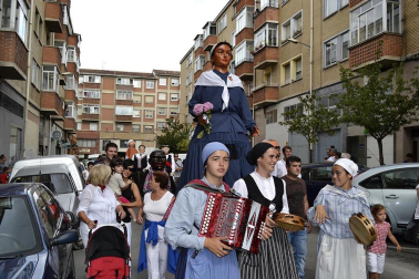 La comparsa de Gigantes y Cabezudos ha amenizado este domingo por la mañana las calles de Berriozar