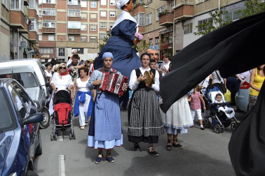 La comparsa de Gigantes y Cabezudos ha amenizado este domingo por la mañana las calles de Berriozar