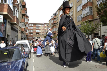 La comparsa de Gigantes y Cabezudos ha amenizado este domingo por la mañana las calles de Berriozar