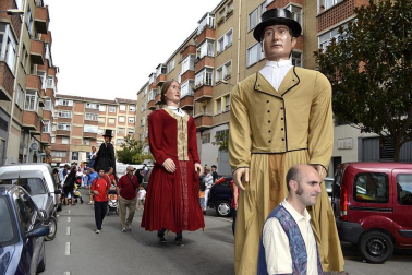 La comparsa de Gigantes y Cabezudos ha amenizado este domingo por la mañana las calles de Berriozar