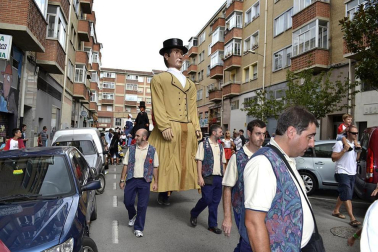 La comparsa de Gigantes y Cabezudos ha amenizado este domingo por la mañana las calles de Berriozar