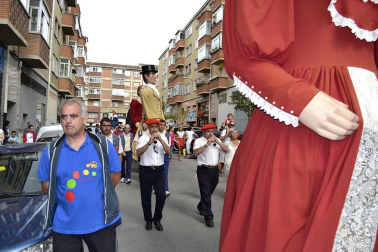 La comparsa de Gigantes y Cabezudos ha amenizado este domingo por la mañana las calles de Berriozar