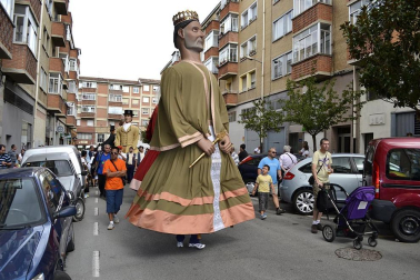 La comparsa de Gigantes y Cabezudos ha amenizado este domingo por la mañana las calles de Berriozar