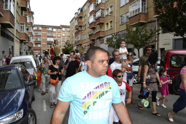 La comparsa de Gigantes y Cabezudos ha amenizado este domingo por la mañana las calles de Berriozar