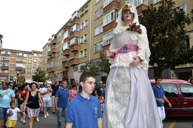 La comparsa de Gigantes y Cabezudos ha amenizado este domingo por la mañana las calles de Berriozar