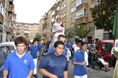 La comparsa de Gigantes y Cabezudos ha amenizado este domingo por la mañana las calles de Berriozar