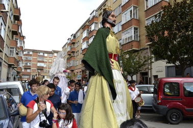 La comparsa de Gigantes y Cabezudos ha amenizado este domingo por la mañana las calles de Berriozar