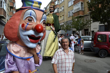 La comparsa de Gigantes y Cabezudos ha amenizado este domingo por la mañana las calles de Berriozar