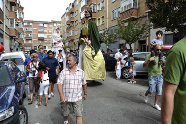 La comparsa de Gigantes y Cabezudos ha amenizado este domingo por la mañana las calles de Berriozar