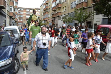 La comparsa de Gigantes y Cabezudos ha amenizado este domingo por la mañana las calles de Berriozar
