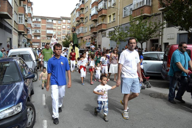 La comparsa de Gigantes y Cabezudos ha amenizado este domingo por la mañana las calles de Berriozar