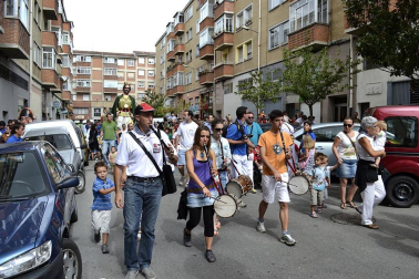 La comparsa de Gigantes y Cabezudos ha amenizado este domingo por la mañana las calles de Berriozar