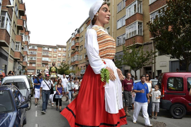 La comparsa de Gigantes y Cabezudos ha amenizado este domingo por la mañana las calles de Berriozar