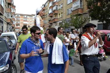 La comparsa de Gigantes y Cabezudos ha amenizado este domingo por la mañana las calles de Berriozar