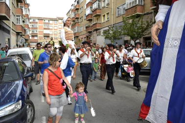 La comparsa de Gigantes y Cabezudos ha amenizado este domingo por la mañana las calles de Berriozar