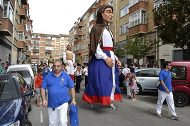 La comparsa de Gigantes y Cabezudos ha amenizado este domingo por la mañana las calles de Berriozar