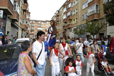La comparsa de Gigantes y Cabezudos ha amenizado este domingo por la mañana las calles de Berriozar