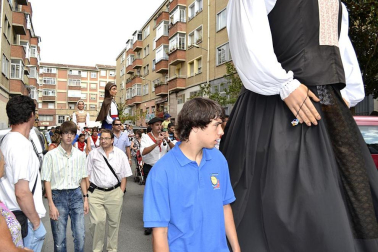 La comparsa de Gigantes y Cabezudos ha amenizado este domingo por la mañana las calles de Berriozar