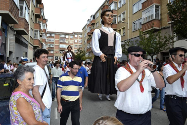 La comparsa de Gigantes y Cabezudos ha amenizado este domingo por la mañana las calles de Berriozar