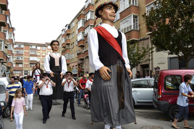 La comparsa de Gigantes y Cabezudos ha amenizado este domingo por la mañana las calles de Berriozar