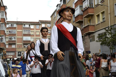 La comparsa de Gigantes y Cabezudos ha amenizado este domingo por la mañana las calles de Berriozar