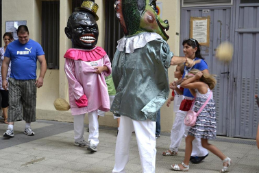 La comparsa de Gigantes y Cabezudos ha amenizado este domingo por la mañana las calles de Berriozar