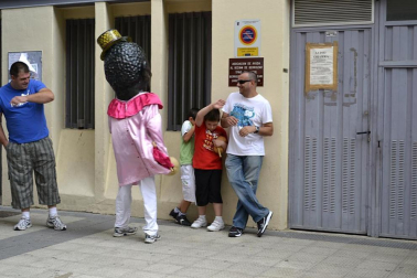 La comparsa de Gigantes y Cabezudos ha amenizado este domingo por la mañana las calles de Berriozar