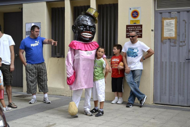 La comparsa de Gigantes y Cabezudos ha amenizado este domingo por la mañana las calles de Berriozar