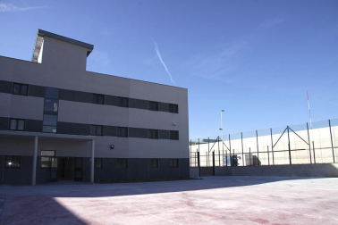 La nueva cárcel de Pamplona, denominada Centro Penitenciario Norte II, abrirá sus puertas a principios de enero. La directora de Instituciones Penitenciarias, Mercedes Gallizo, ha señalado este miércoles que las obras concluirán este mismo mes y que, posteriormente, las instalaciones se equiparán para acoger a los reclusos. La cárcel cuenta con 504 celdas y 120 plazas complementarias. Su capacidad máxima ronda los mil presos y la inversión total ronda los 100 millones de euros.