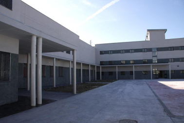 La nueva cárcel de Pamplona, denominada Centro Penitenciario Norte II, abrirá sus puertas a principios de enero. La directora de Instituciones Penitenciarias, Mercedes Gallizo, ha señalado este miércoles que las obras concluirán este mismo mes y que, posteriormente, las instalaciones se equiparán para acoger a los reclusos. La cárcel cuenta con 504 celdas y 120 plazas complementarias. Su capacidad máxima ronda los mil presos y la inversión total ronda los 100 millones de euros.