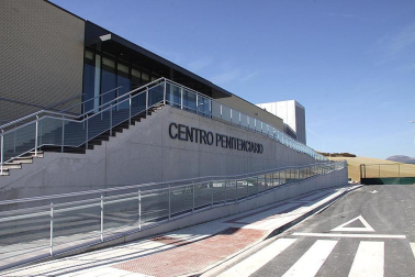 La nueva cárcel de Pamplona, denominada Centro Penitenciario Norte II, abrirá sus puertas a principios de enero. La directora de Instituciones Penitenciarias, Mercedes Gallizo, ha señalado este miércoles que las obras concluirán este mismo mes y que, posteriormente, las instalaciones se equiparán para acoger a los reclusos. La cárcel cuenta con 504 celdas y 120 plazas complementarias. Su capacidad máxima ronda los mil presos y la inversión total ronda los 100 millones de euros.