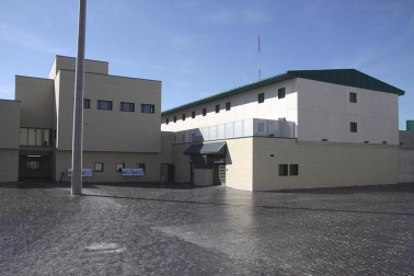 La nueva cárcel de Pamplona, denominada Centro Penitenciario Norte II, abrirá sus puertas a principios de enero. La directora de Instituciones Penitenciarias, Mercedes Gallizo, ha señalado este miércoles que las obras concluirán este mismo mes y que, posteriormente, las instalaciones se equiparán para acoger a los reclusos. La cárcel cuenta con 504 celdas y 120 plazas complementarias. Su capacidad máxima ronda los mil presos y la inversión total ronda los 100 millones de euros.